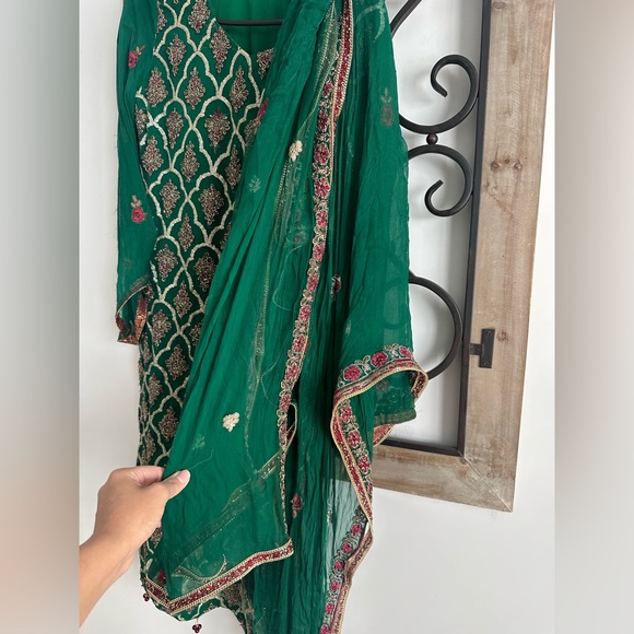 Fancy Pakistani 3 piece suitq - Picture 3 of 3